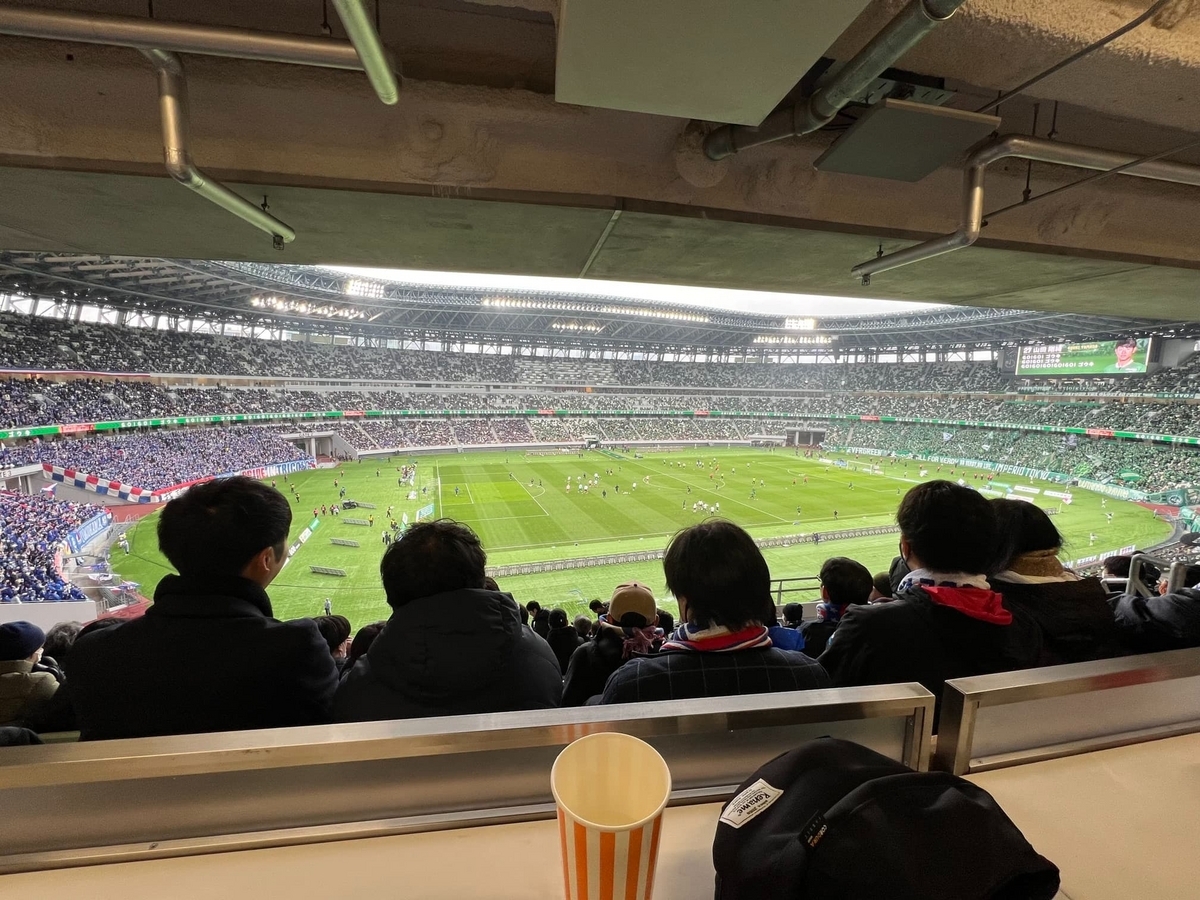 国立競技場のテラスシートの見え方」広々としたテーブルで優雅に観戦