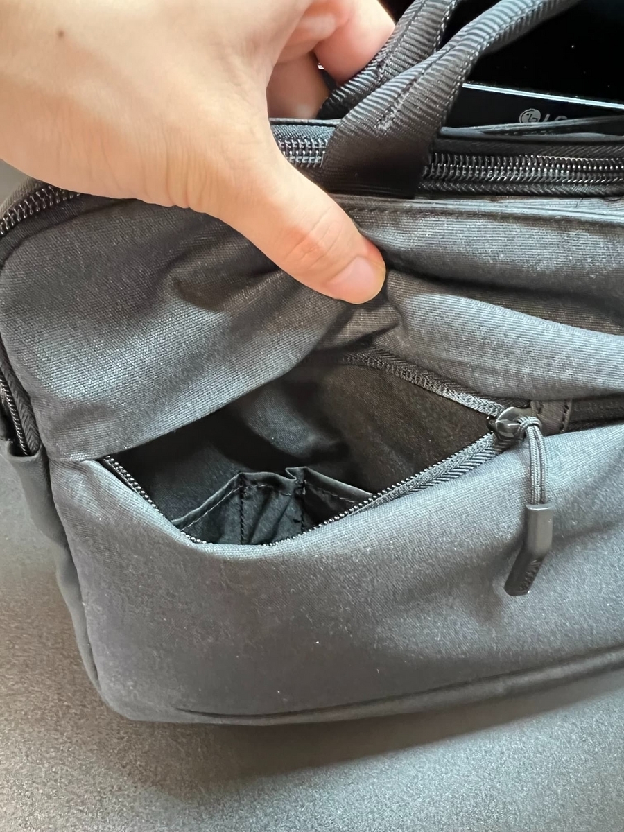 Incase City Brief 13&quot; -Black-の前面左ポケット
