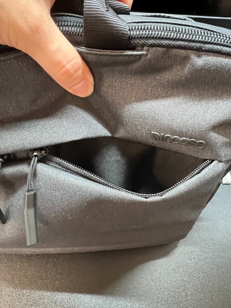Incase City Brief 13&quot; -Black-の前面右ポケット