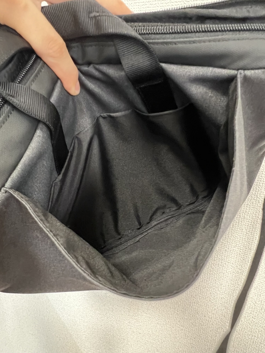 Incase City Brief 13&quot; -Black-の背面ポケット
