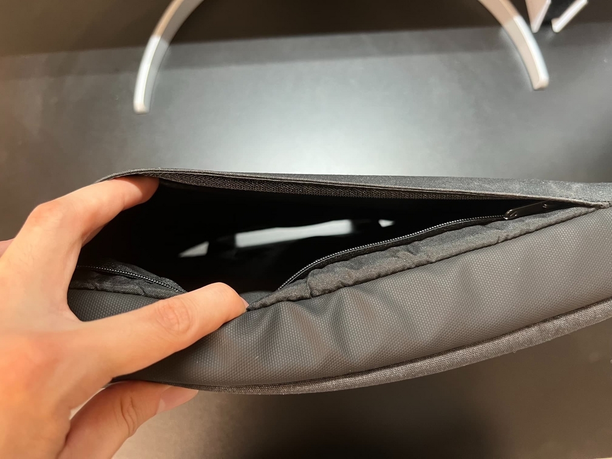 Incase City Brief 13&quot; -Black-の背面ポケット底チャック