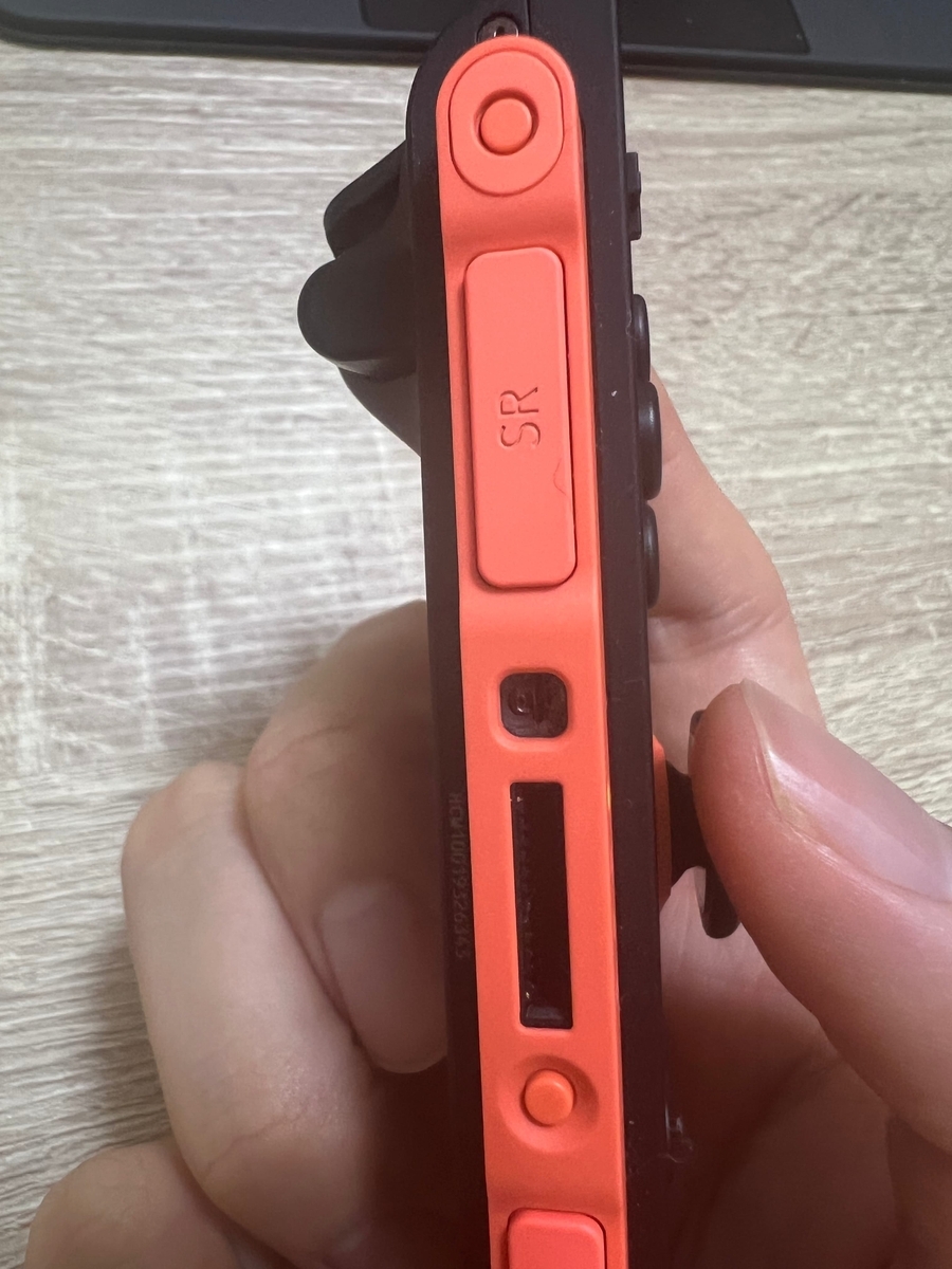 左右のコントローラーの内側にセンサーがついている