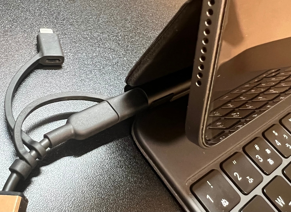 Magic KeyboardにはType-C端子が1個ついている
