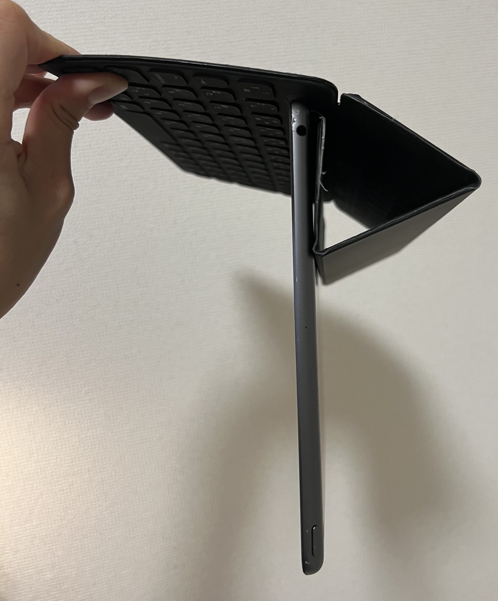 iPad 7thにSmart Keyboard Folioは端を持つと湾曲