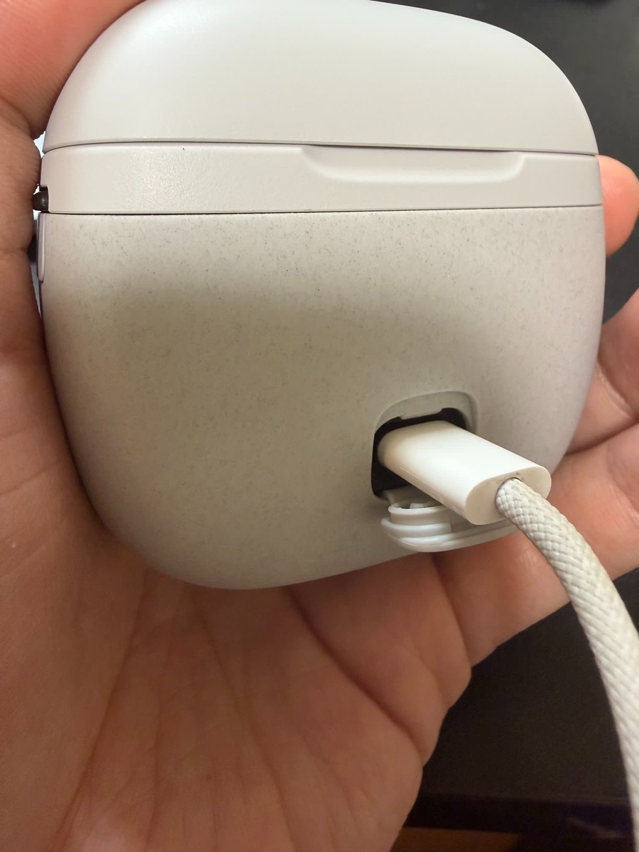 ラムダッシュパームLITEを充電している様子