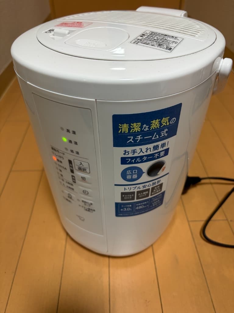 象印スチーム加湿器EE-RU50を床においた写真