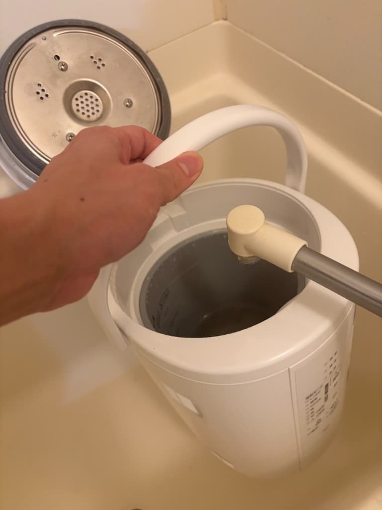 象印スチーム加湿器EE-RU50の給水シーン