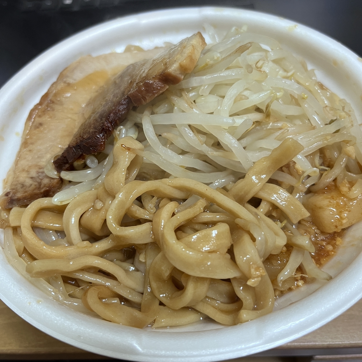 セブンイレブン 二郎系？「とみ田監修デカ豚ラーメン　ワシワシＭＡＸ」