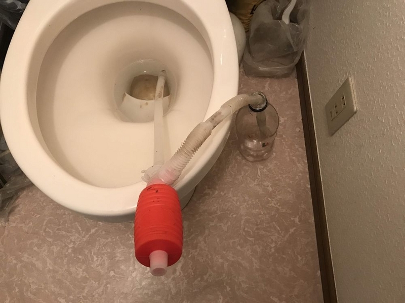 便器底の尿石　ポンプで水抜く