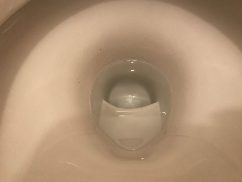 尿石除去後の便器