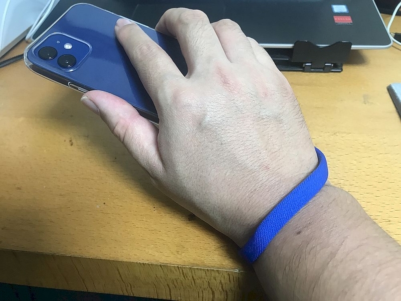 スマホを落とさないようにストラップ