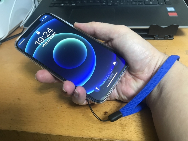 iPhone12ストラップ手に持つ