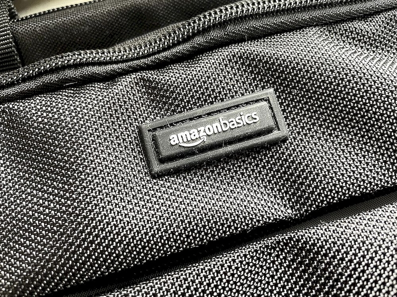 Amazonベーシック ビジネスバッグ　ロゴ