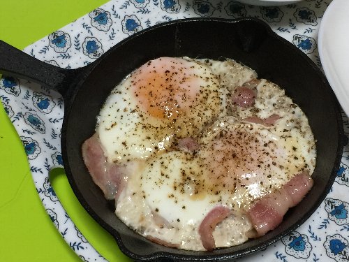 スキレット鍋　目玉焼き