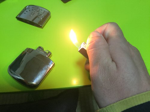 ライターで火をつける