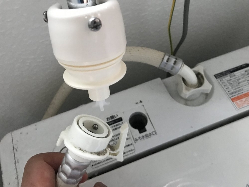 市販の洗濯機用ホースを接続すること