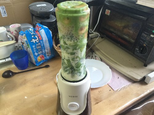 ブレンダ―　材料入れる