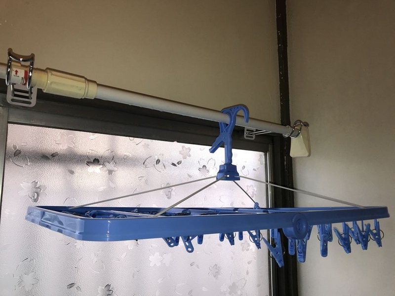 室内に洗濯物を干す