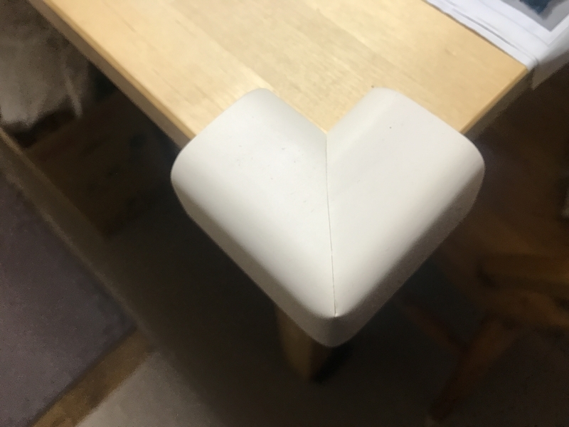 角にクッションをつけたテーブル