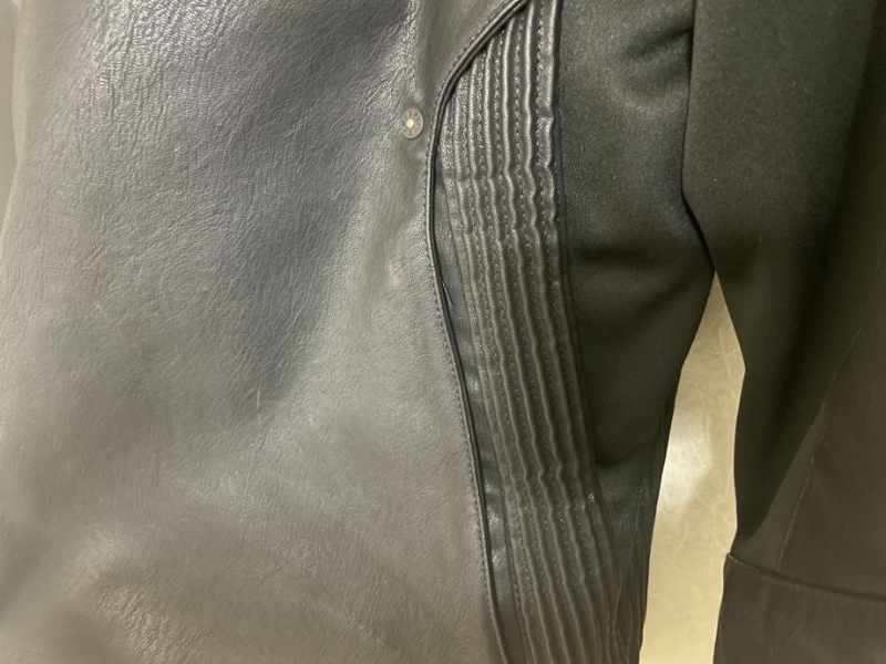 ライディングジャケット胸ポケットじゃばらストレッチ