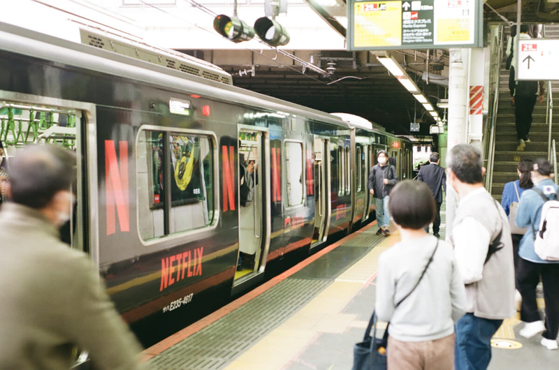 Nikon EM,Ai Nikkor 50mm F1.8,Kodak GOLD200,フィルムカメラ,新宿駅,JR山手線,Netflix