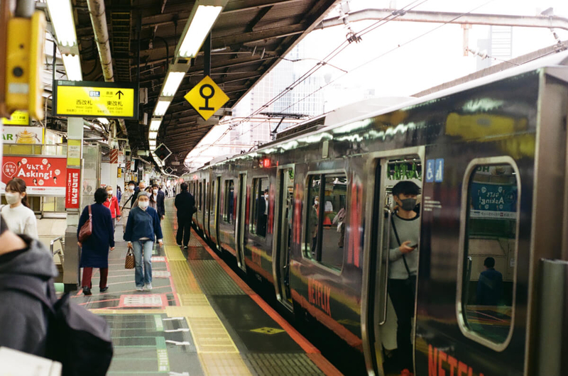Nikon EM,Ai Nikkor 50mm F1.8,Kodak GOLD200,フィルムカメラ,新宿駅,JR山手線,Netflix