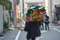 [東京][神社][祭]熊手を買って帰る男性　2011-11-02 14:30:26