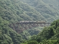 [熊本][阿蘇]第一白川橋梁を行くトロッコ列車ゆうすげ号（2015-06-01 14:53）