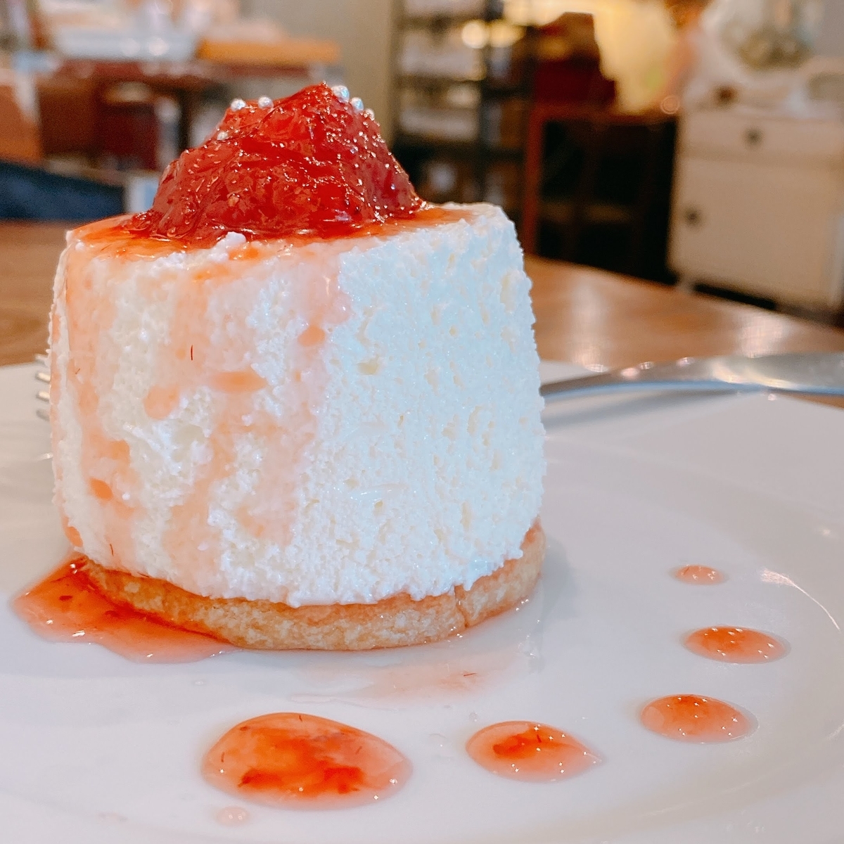 殿堂入りのお皿たち その641 下北沢カフェコヨイさん の いちごのチーズケーキ 殿堂入りのお皿たち 殿堂入りのお皿たち その641 下北沢カフェコヨイさん の いちごのチーズケーキ 殿堂入りのお皿たち