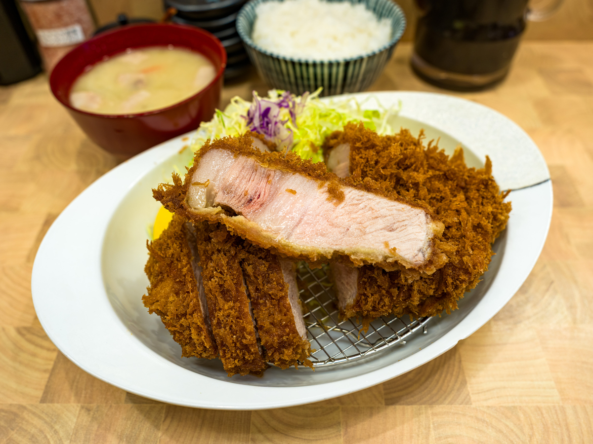 蒲田のとんかつ御三家で「特ロースカツ定食」（とんかつ 檍 蒲田本店
