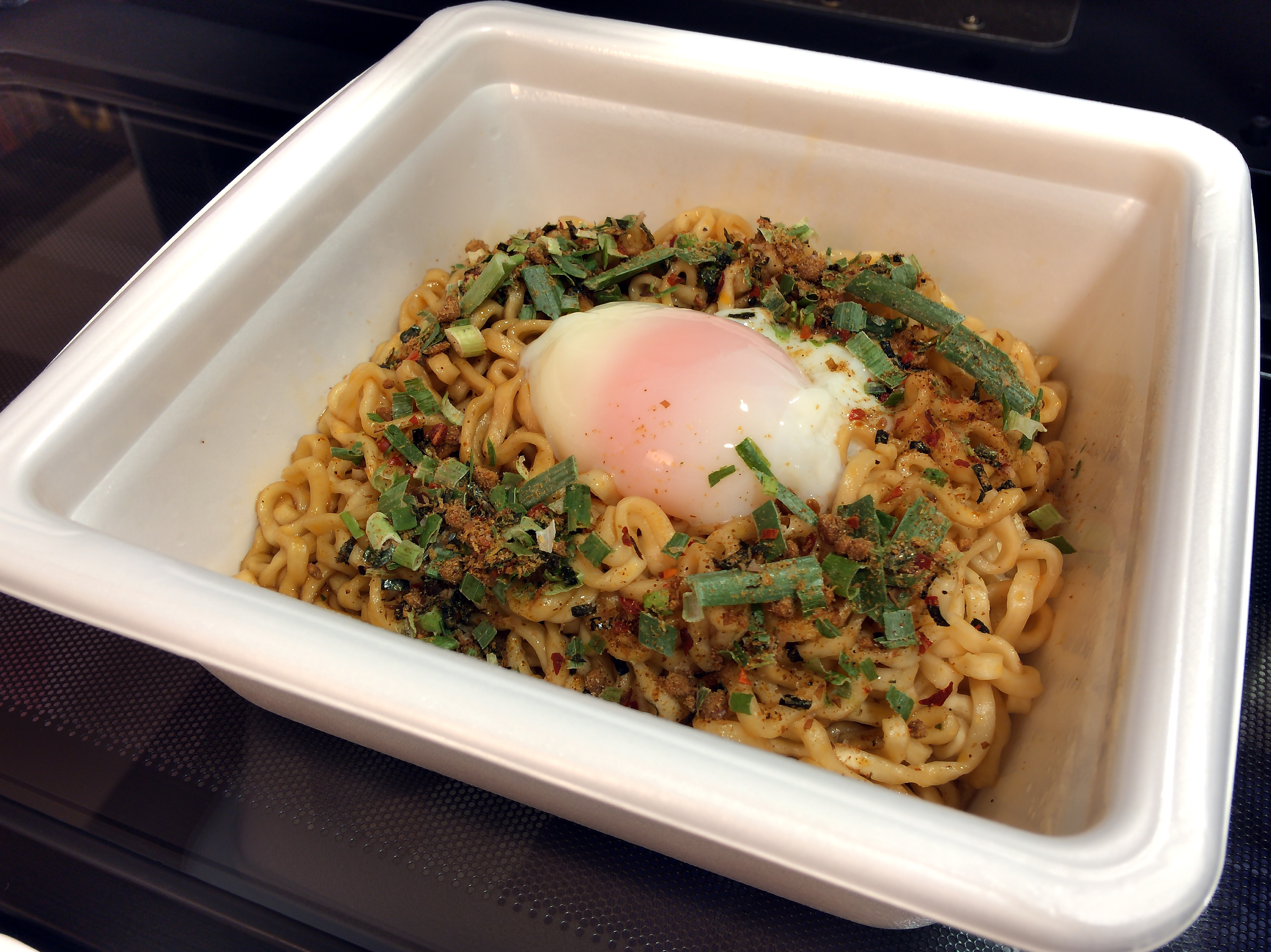 [明星][麺屋こころ監修][台湾まぜそば][大盛][243円][761kcal][+][ローソン][半熟たまご][78円]