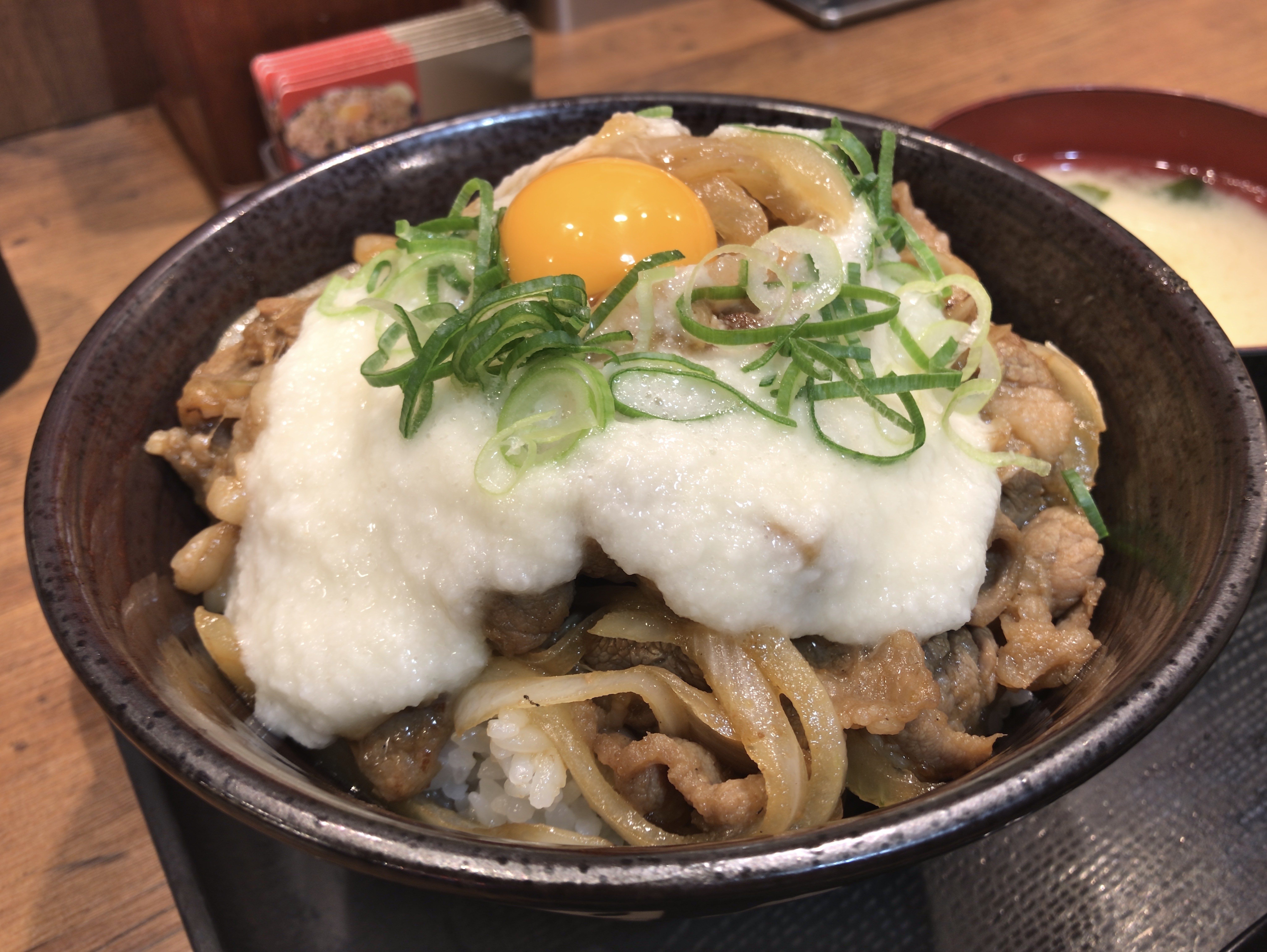 [すた丼屋][山かけ牛カルビ丼][肉増し][税込み1130円]