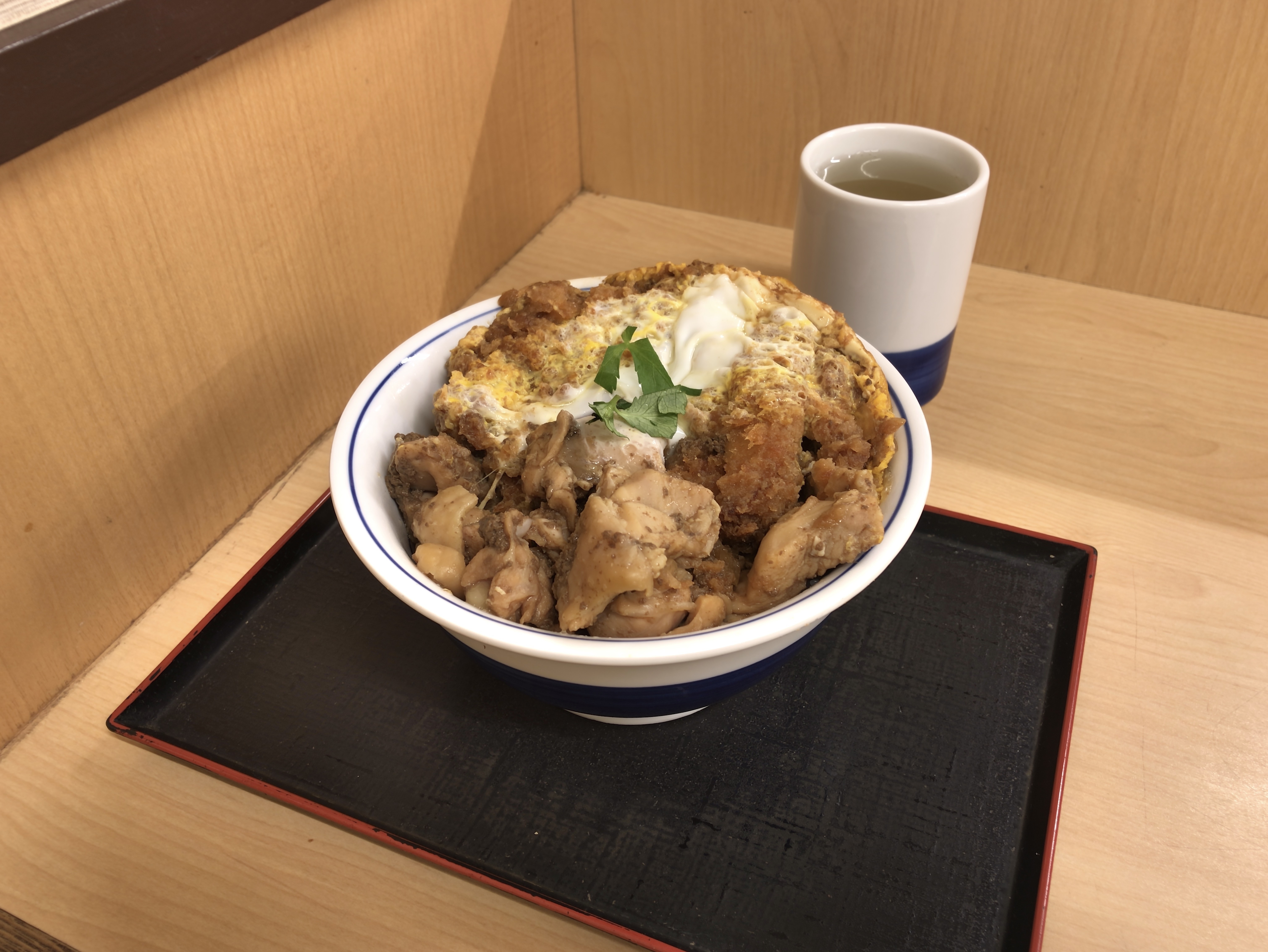 [かつや][鶏煮込みとチキンカツ][の合い盛り丼][税込み637円]