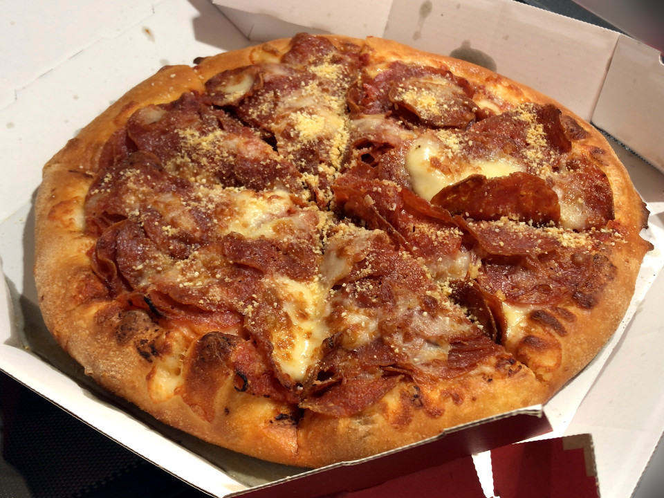 [ドミノピザ][ウルトラ盛][4倍！ペパロニ][2592円][1416kcal][ペパロニダブル][648円][384kcal][（税込）]