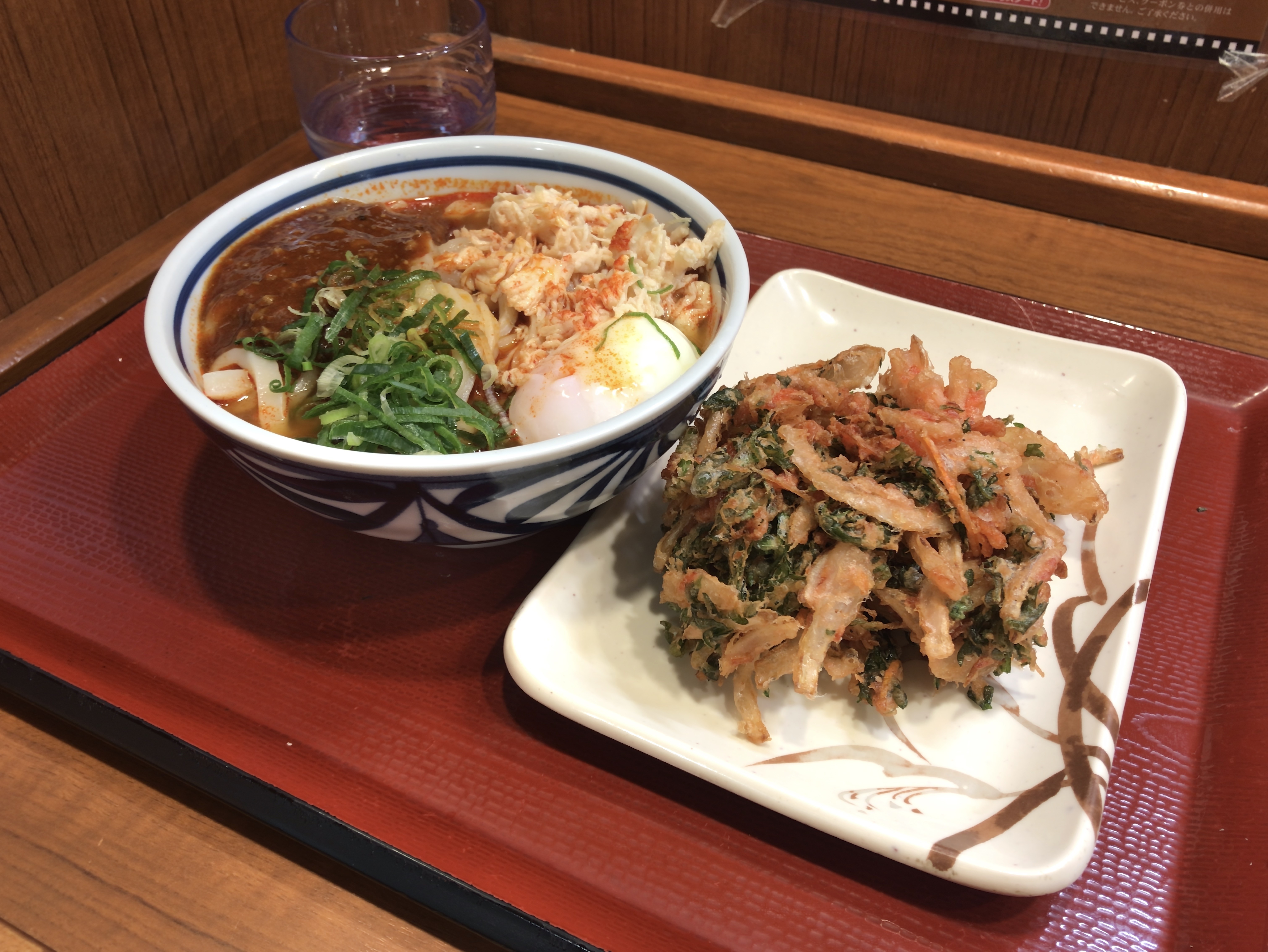 [楽釜製麺所][麻辣温玉うどん][520円][玉ねぎと春菊と][桜えびのかき揚げ][160円][（税込）]