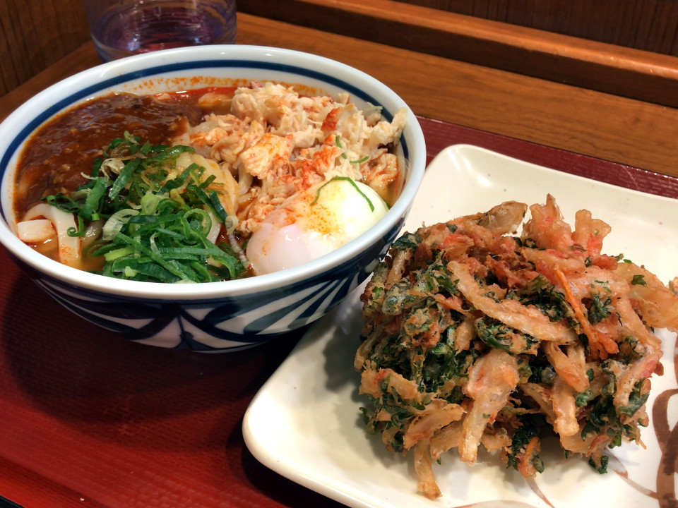 [楽釜製麺所][麻辣温玉うどん][520円][玉ねぎと春菊と][桜えびのかき揚げ][160円][（税込）]