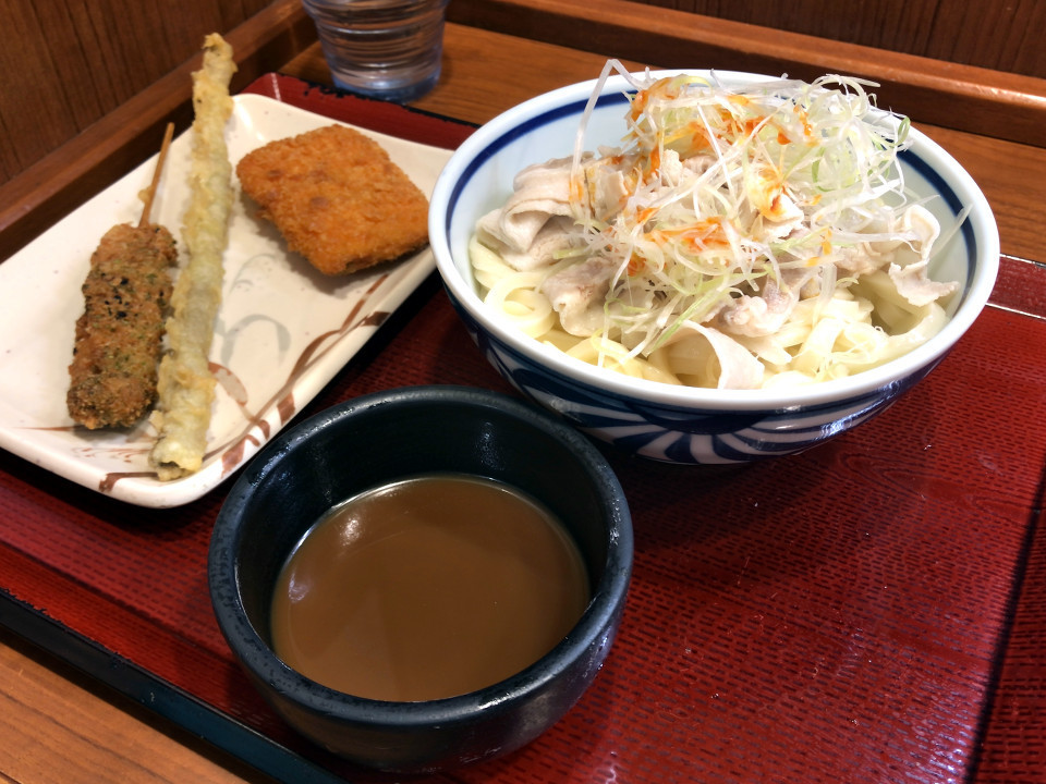 [楽釜製麺所][魚介系濃厚スープの][肉つけうどん][560円][たこキャベツカツ][ごぼう天][のりしお鶏串カツ][各120円][（税込）]