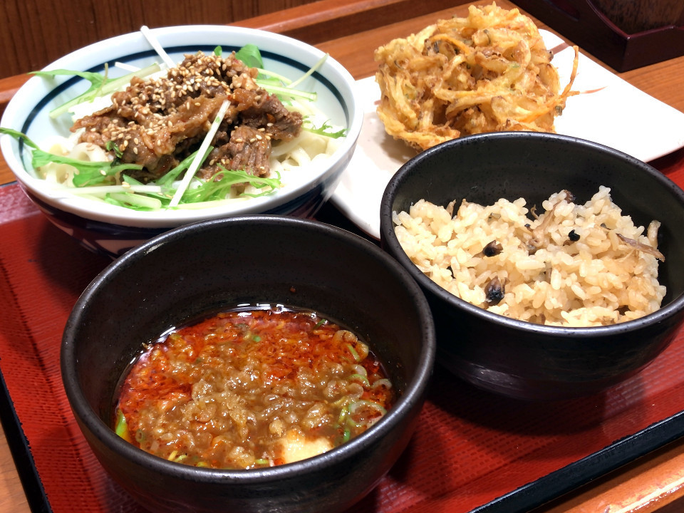 楽釜製麺所 カラシビ麻辣肉つけうどん 550円 4種きのこの炊き込みご飯 1