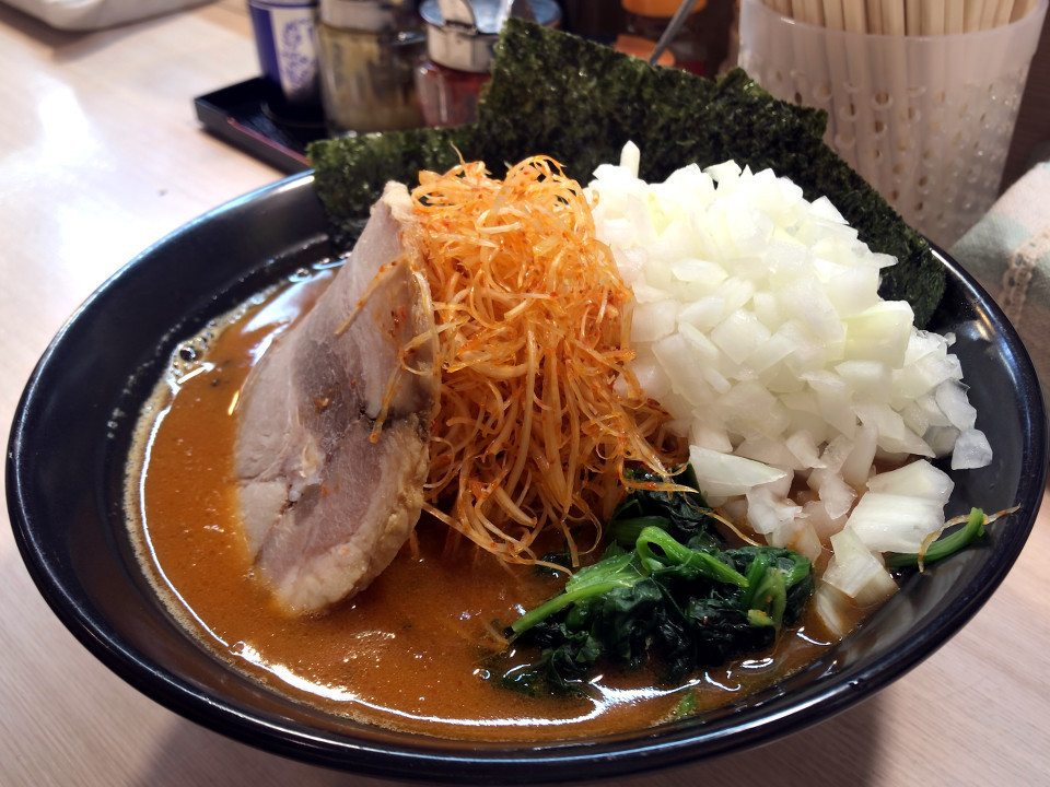 カレタン 豚骨辛味噌ネギラーメン 900円 玉ねぎ 50円 （税込）