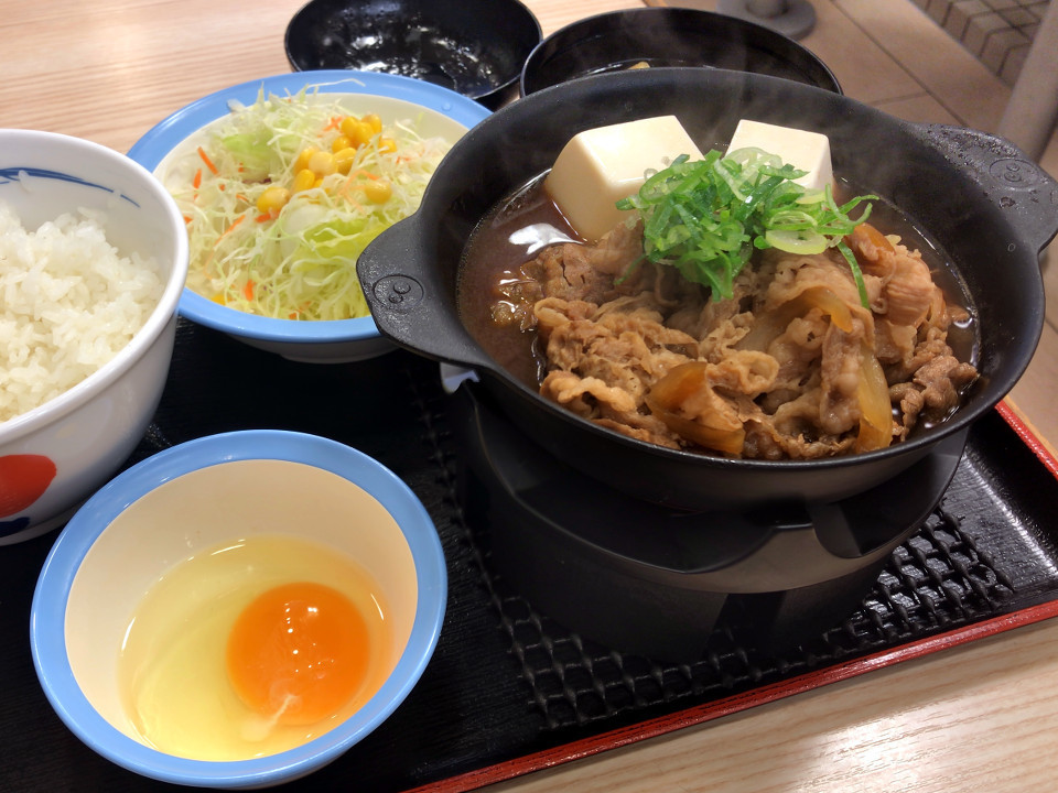 松屋 肉増し牛鍋膳(熟成チルド牛肉使用)生玉子 税込み730円 1224kcal