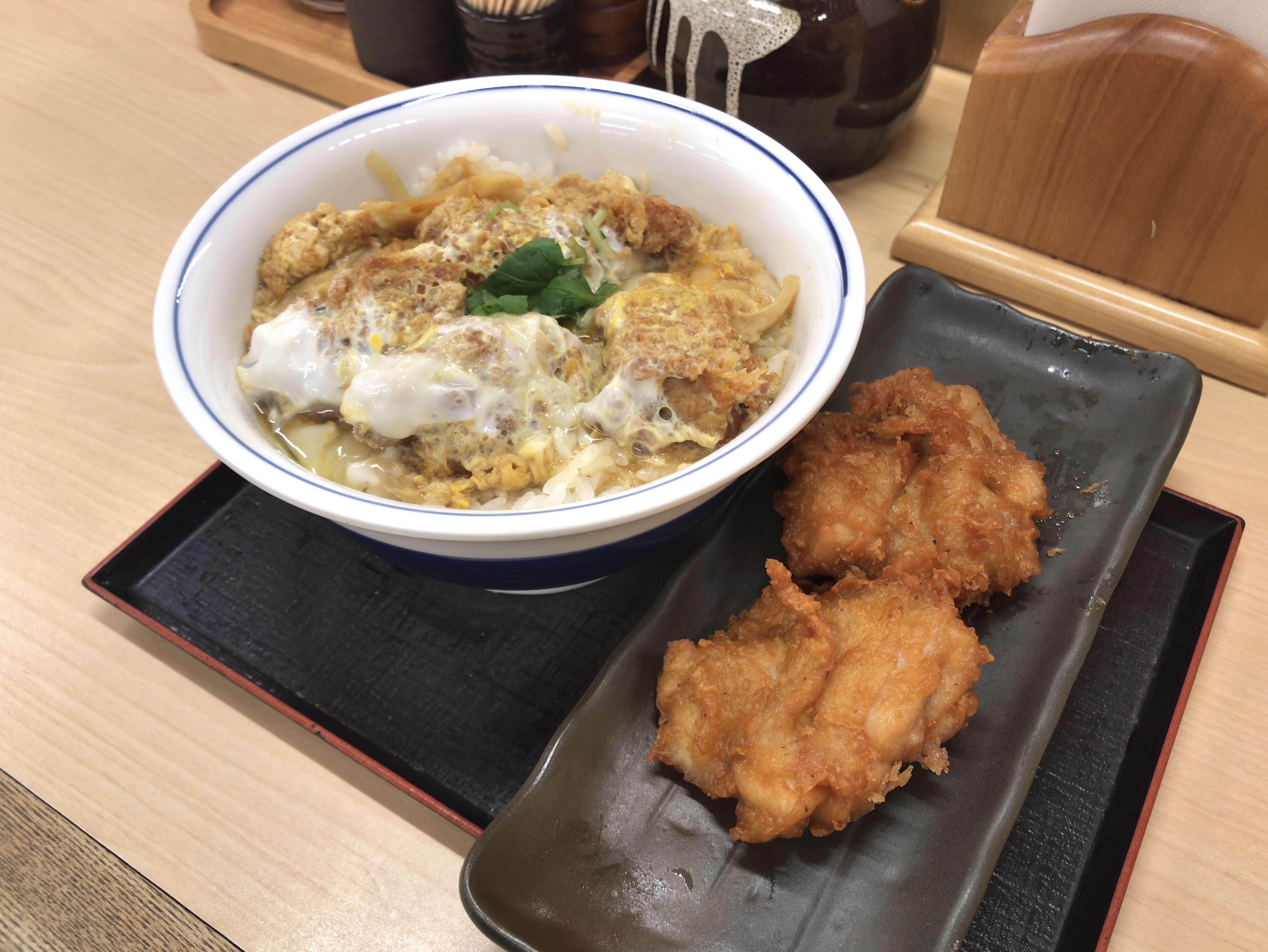 かつや カキフライ丼 637円 唐揚げ2個 162円 （税込）