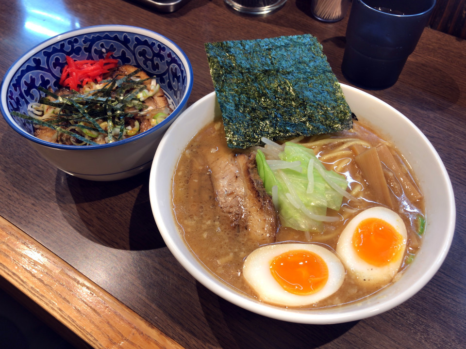 六三四屋 ラーメン 700円 味付玉子 100円 チャーシュー丼（小） 350円 （