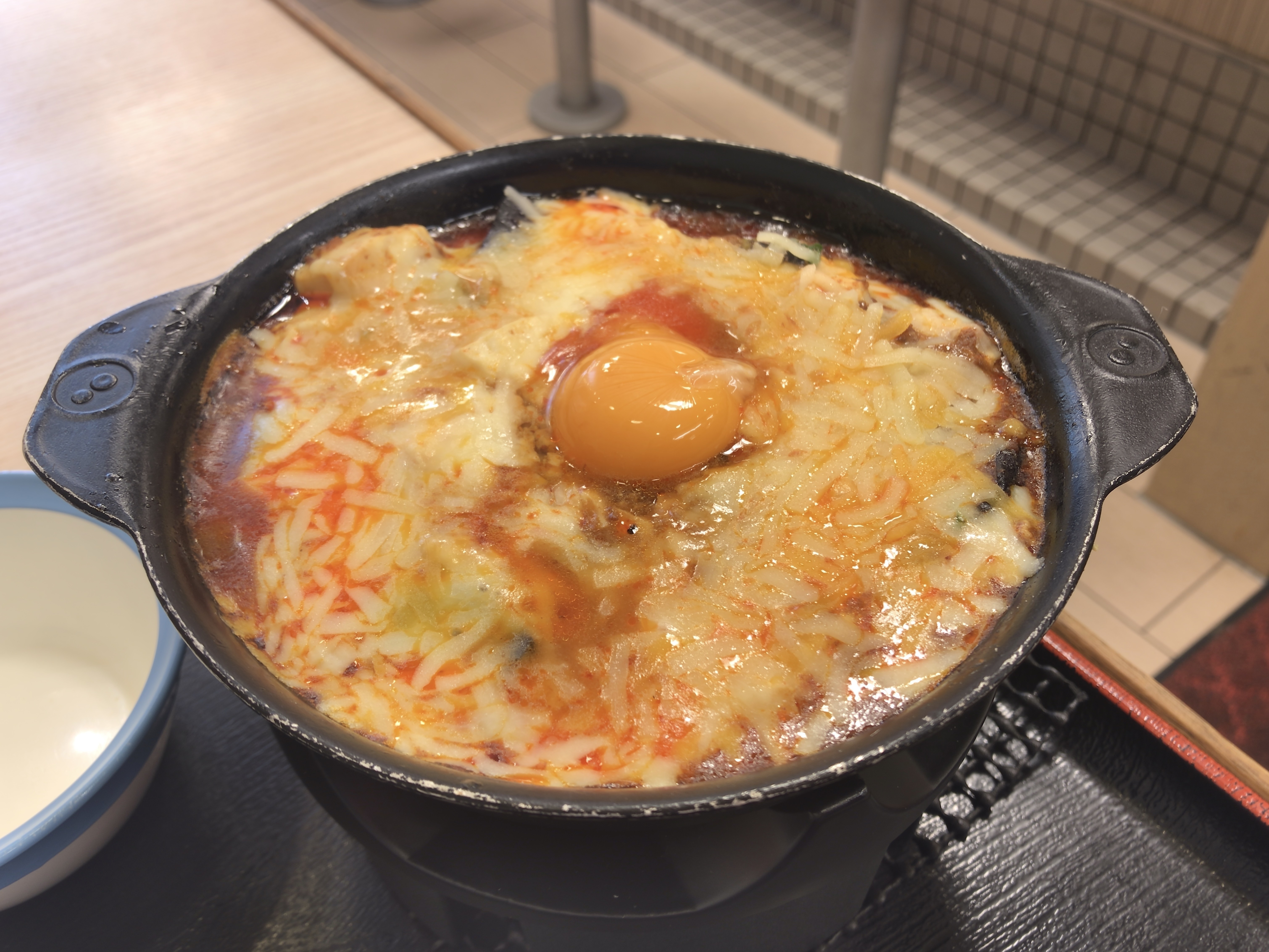 松屋 四川風麻婆鍋膳 増しチーズ 150円 180kcal 生玉子 60円 71kcal