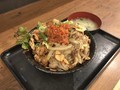 [すた丼屋]すた丼屋 やみつき牛カルビ合戦丼 980円 肉増し 150円 （税込）