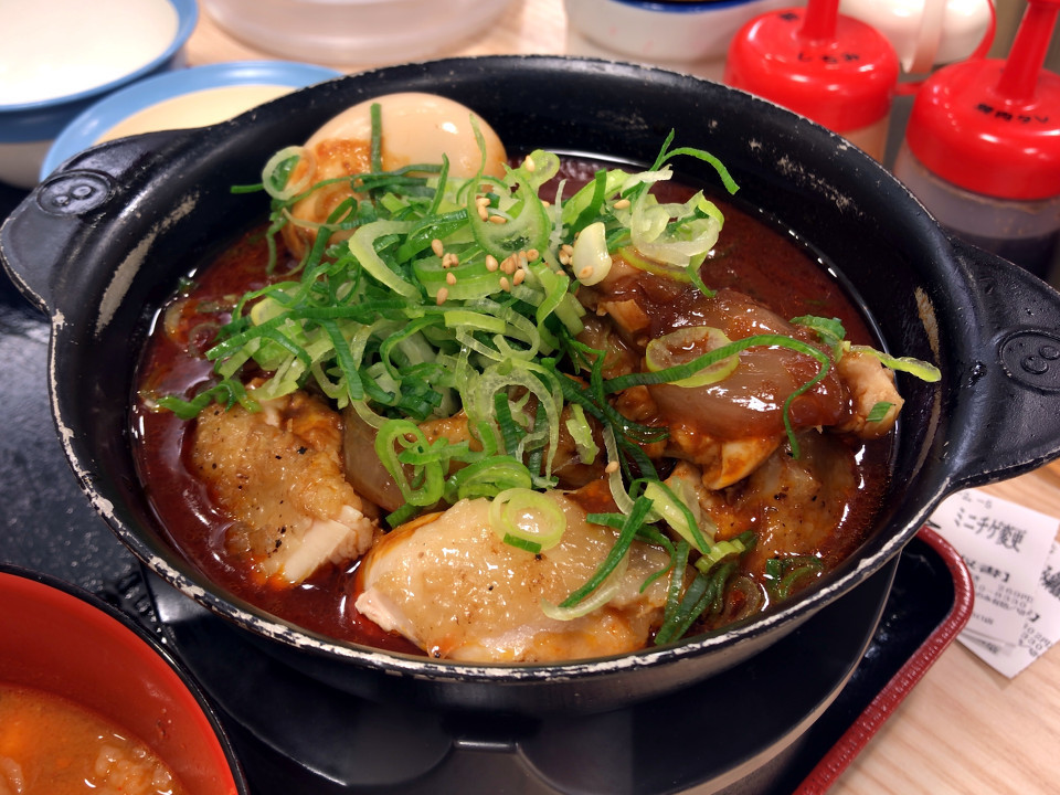 松屋 鶏と玉子の味噌煮込み鍋膳 650円 1063kcal 増しチーズ 150円 180kcal （