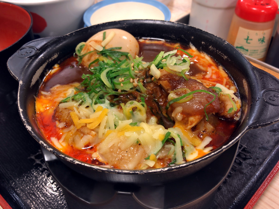 松屋 鶏と玉子の味噌煮込み鍋膳 650円 1063kcal 増しチーズ 150円 180kcal （
