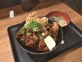 [すた丼屋]すた丼屋 唐揚げ合盛り北海道すた丼～濃厚バター焦がし焼肉味～