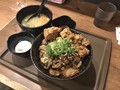 [すた丼屋]すた丼屋 豪快W牛岩塩焼肉丼唐揚げ合盛り 税込み1180円