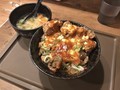 [すた丼屋]すた丼屋 豪快W牛岩塩焼肉丼唐揚げ合盛り 味変え