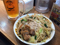 [野郎ラーメン]野郎ラーメン 豚野菜炒め焦がし醤油味メガマシ ビールメガジョッキ